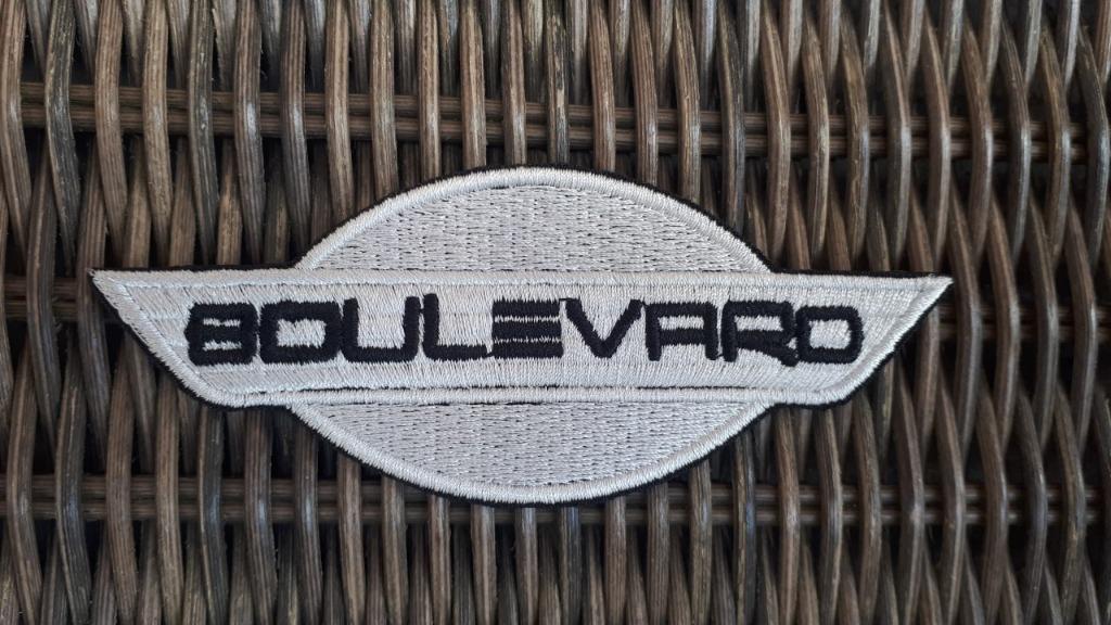 Suzuki Boulevard strijk patch embleem - 115 x 46 mm, Motoren, Ophalen of Verzenden, Nieuw