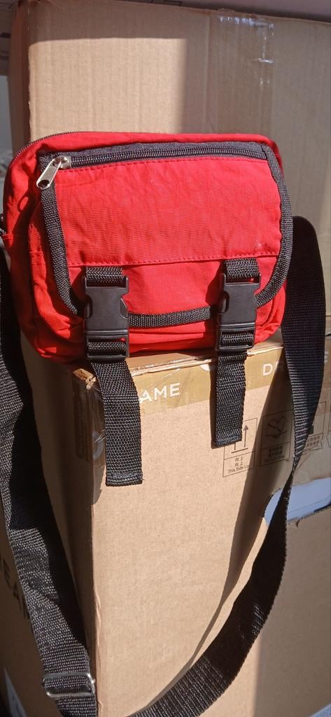 Une sacoche eastpak pour tout rouge et noir encore neuf, Rouge