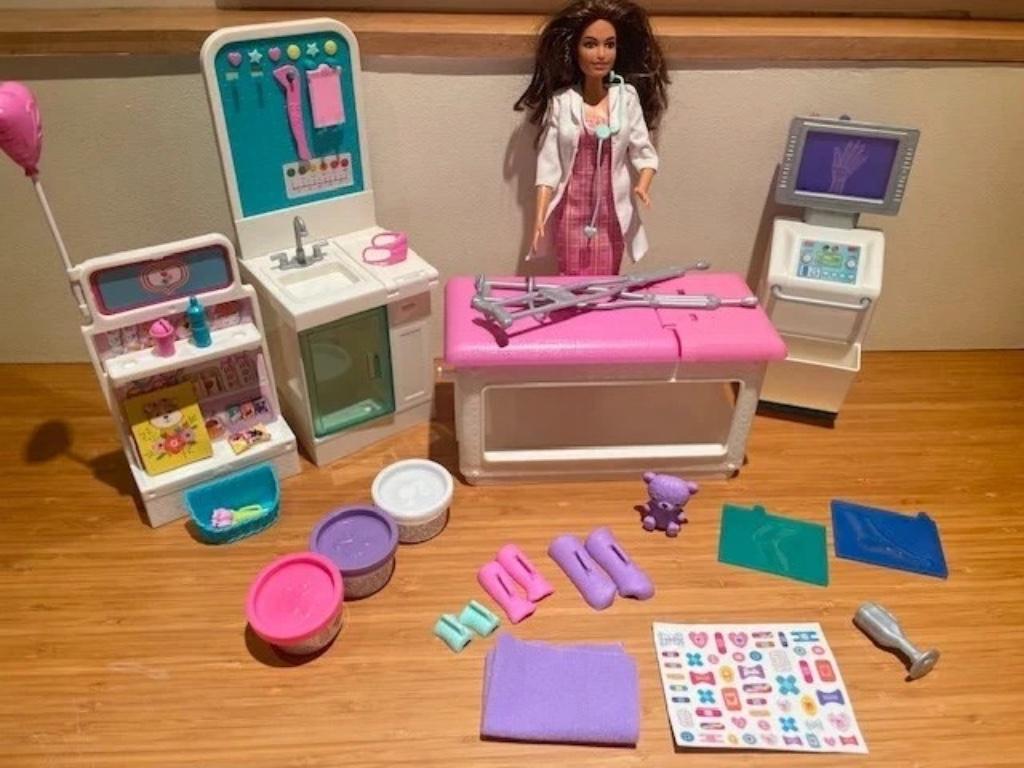 Barbie coffret Clinique, radios, plâtre, Enfants & Bébés, Jouets | Poupées, Utilisé, Barbie, Enlèvement ou Envoi