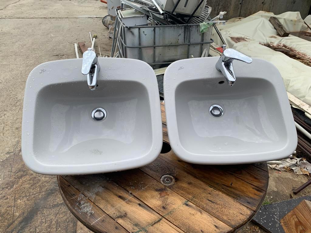 2 dezelfde porseleinen lavabo’s met kranen. Licht grijs., Ophalen, Zo goed als nieuw