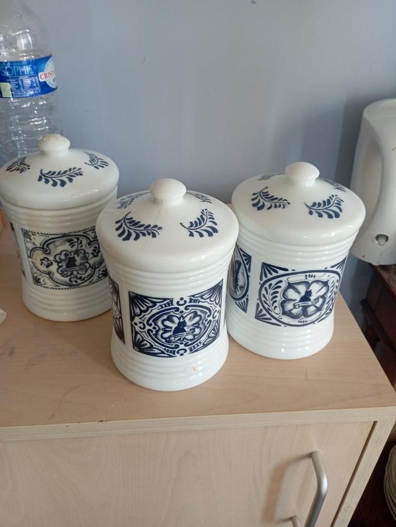 3 verschillende potten van zwarte kat koffie, Ophalen