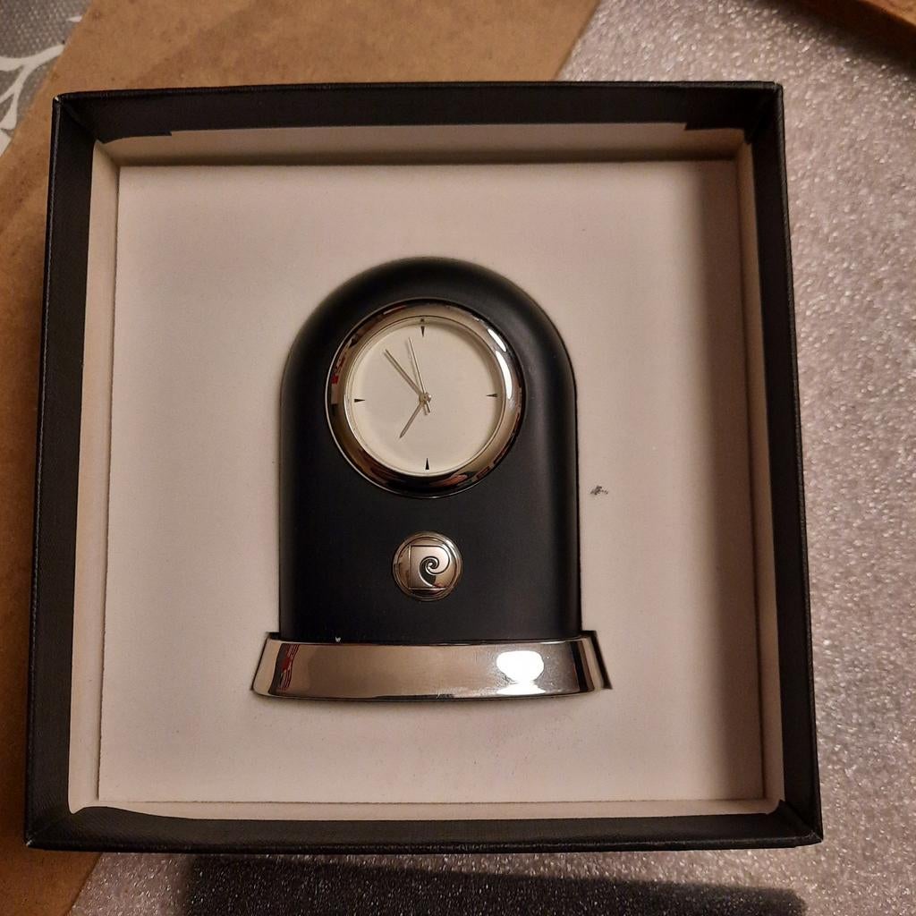 Klok van Pierre Cardin ( Paris ) . 9 cm hoog ., Verzamelen, Ophalen of Verzenden