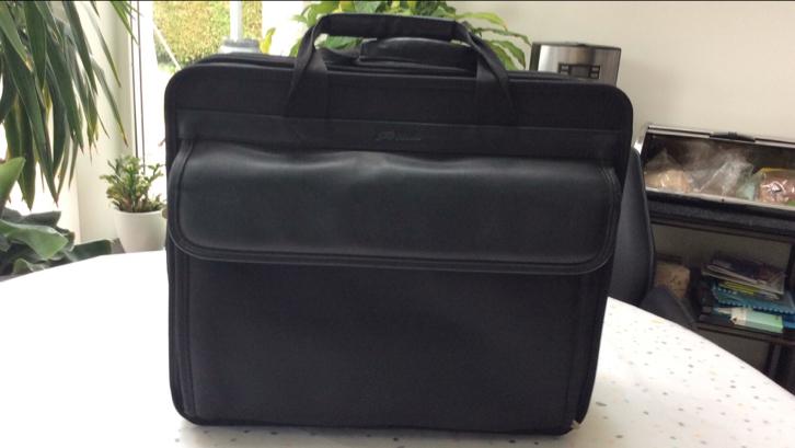 Cartable très solide avec beaucoup d'espace de rangement., Enlèvement ou Envoi, 30 à 40 cm, Comme neuf, Porte-documents ou Cartable