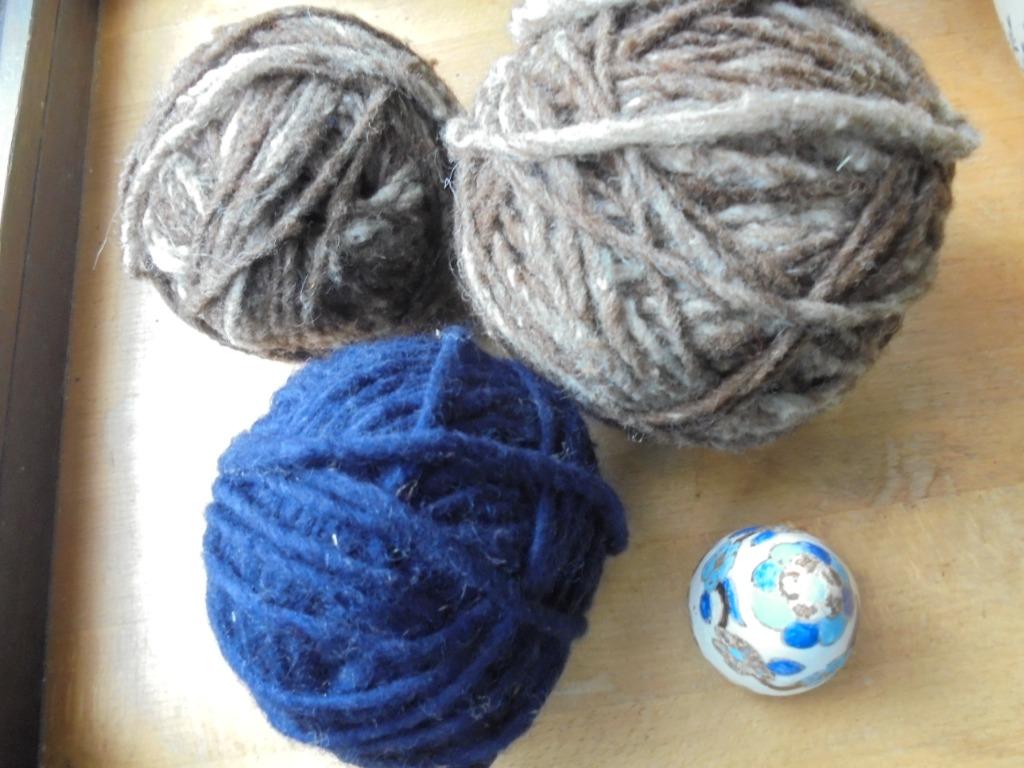 3 bollen hand gesponnen wol (blauw en natuurkleur), Enlèvement ou Envoi, Comme neuf