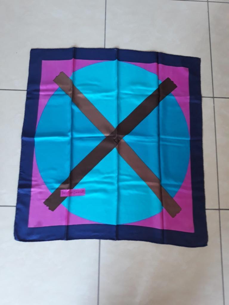 Foulard YVES SAINT LAURENT, Enlèvement ou Envoi, Comme neuf