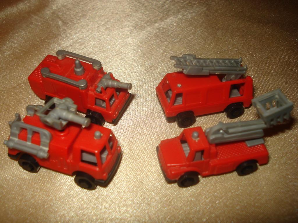KINDER Ancienne Série Complète 2 de 4 Camions Pompiers 1987, Collections, Œufs à surprise, Comme neuf, Autres types, Enlèvement ou Envoi
