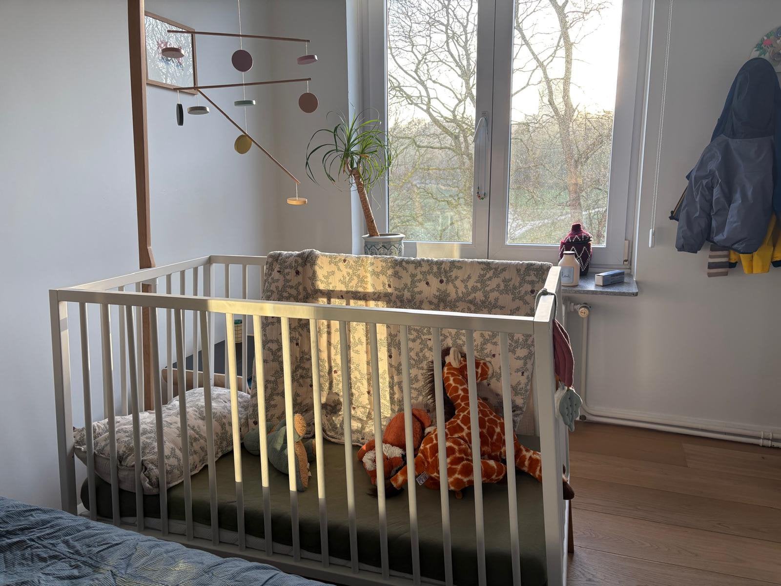 Lit bébé Leander Luna 140  70 cm + nombreux accessoires, Kinderen en Baby's, Babywiegjes en Ledikanten, Zo goed als nieuw, Ophalen