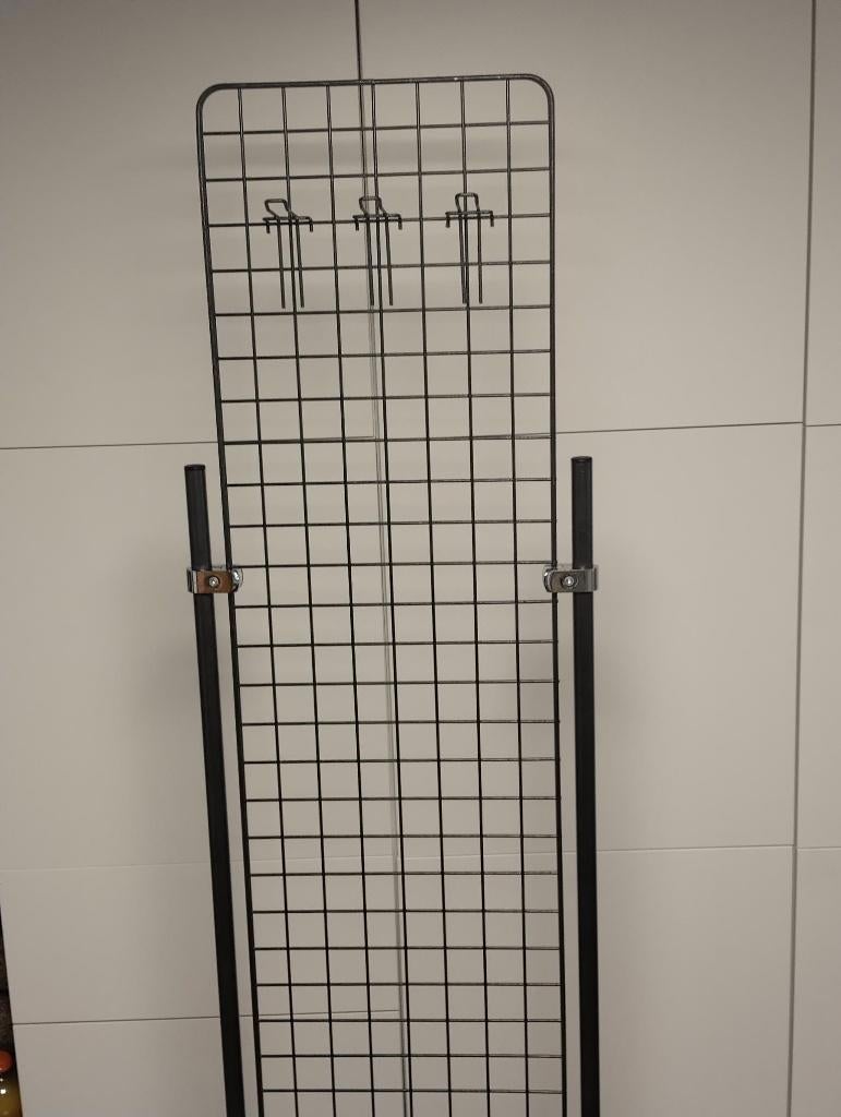 Metalen rek met haakjes om iets aan te hangen, Zakelijke goederen, Ophalen