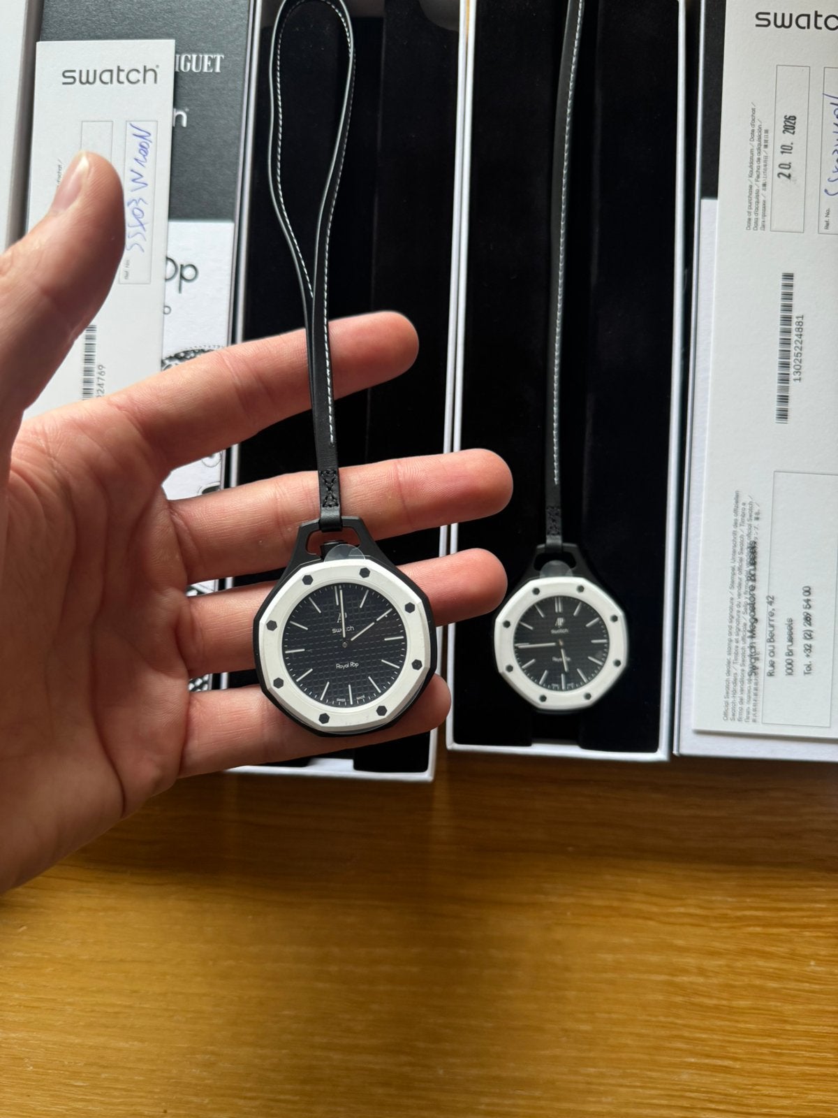 Audemars Piguet x Swatch — Royal Oak « Black Negro », Bijoux, Sacs & Beauté, Enlèvement ou Envoi, Neuf, Montre-bracelet, Swatch