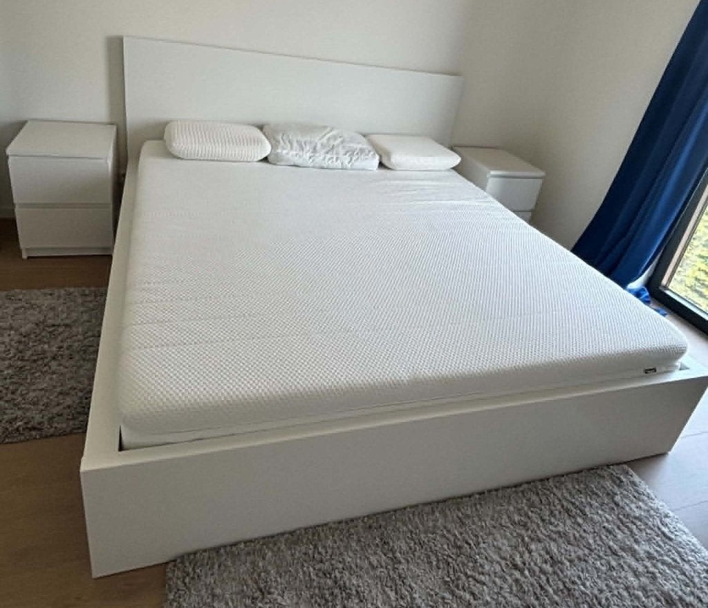 Bijna nieuw bed (180 x 200),lattenbodem, matras en 2 kastjes, Ophalen, Wit, Tweepersoons, Zo goed als nieuw