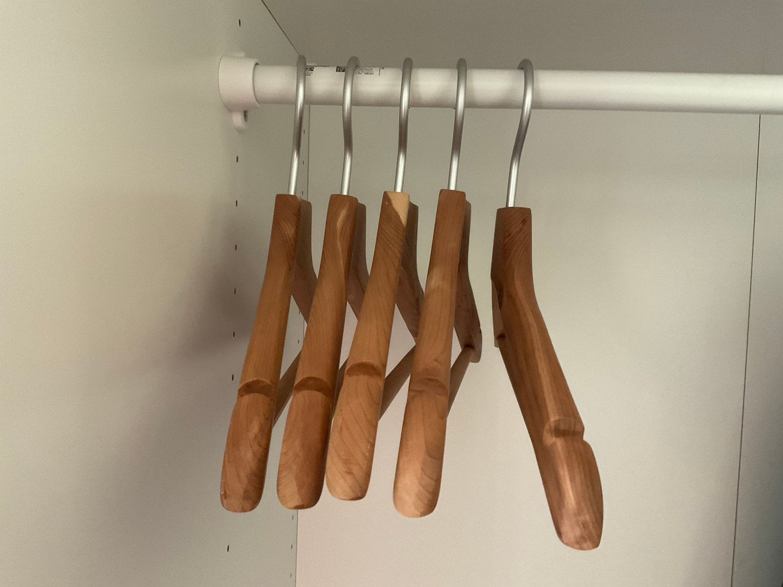 Nouveaux cintres en bois lot de 5 - avec tringle à pantalons, Enlèvement ou Envoi, Comme neuf, Bois