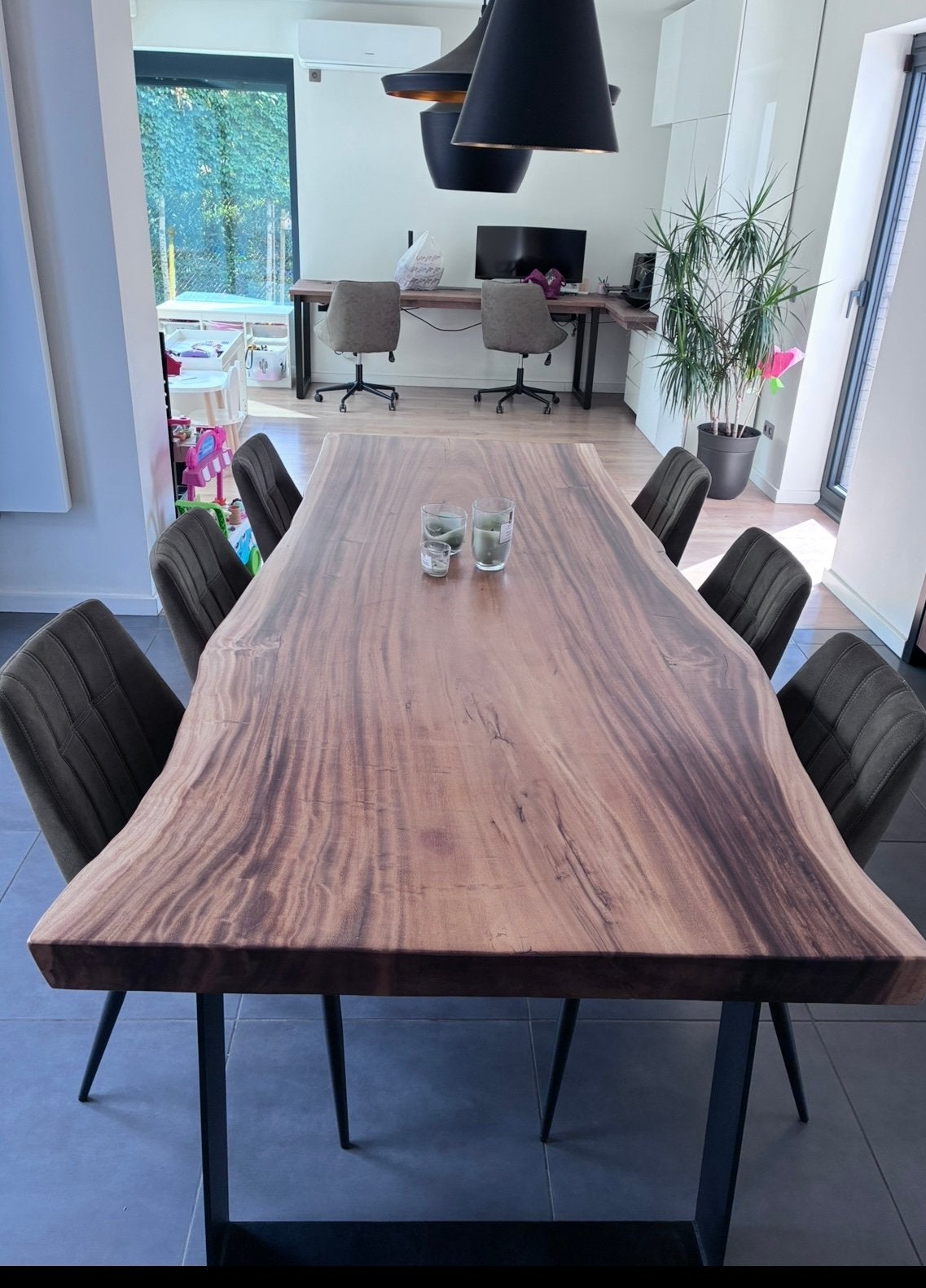 Unieke Suar boomstamtafel met metalen poten, Huis en Inrichting, Ophalen, Zo goed als nieuw
