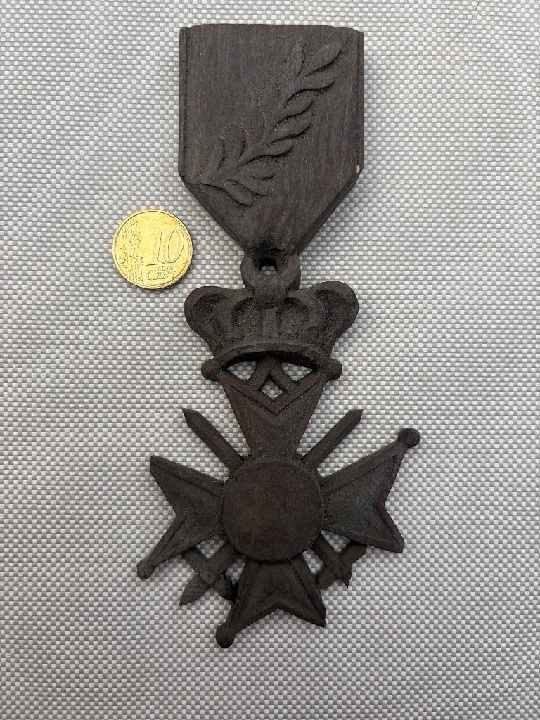 croix de guerre bois avec palmiers, art de tranchee 1GM, Collections, Enlèvement ou Envoi, Armée de terre, Ruban, Médaille ou Ailes