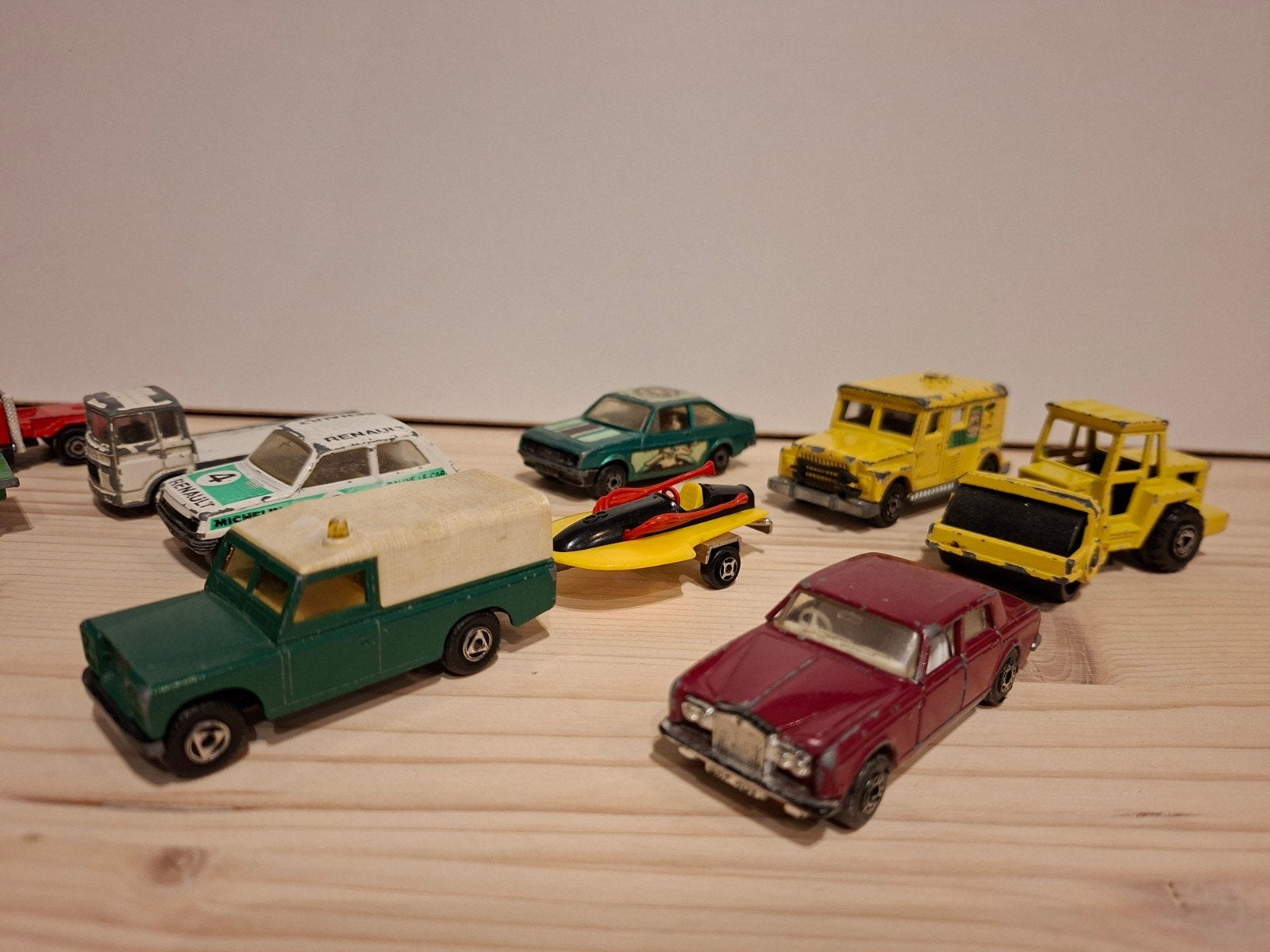 lot van 10 speelgoedauto's/speedboot o.a. MATCHBOX, Hobby en Vrije tijd, Ophalen, Matchbox