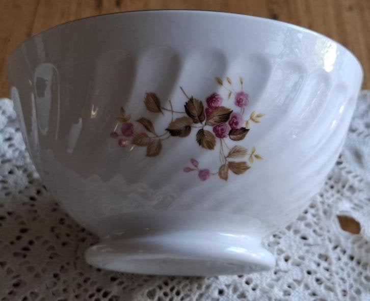 2 Witte Sarreguemines spoelkommen, 1 met roze bloemetjes, Ophalen of Verzenden