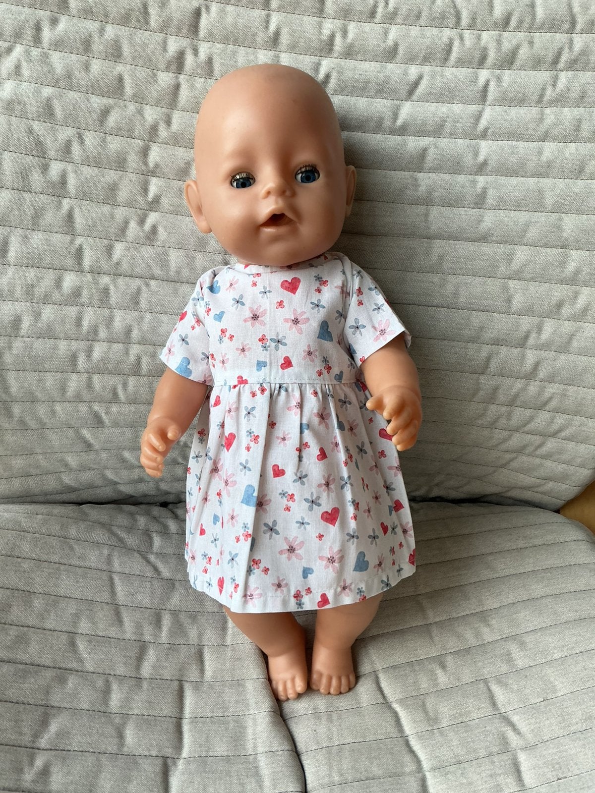167. Babyborn: Nieuw wit jurkje met hartjes, Kinderen en Baby's, Ophalen of Verzenden, Nieuw, Babypop