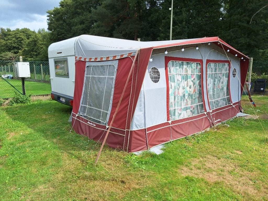 Home-Car Racer 45 Sunset + Isabella Ambassador voortent, Caravans en Kamperen, Caravans, Home-car, Koelkast, Rondzit, 750 - 1000 kg