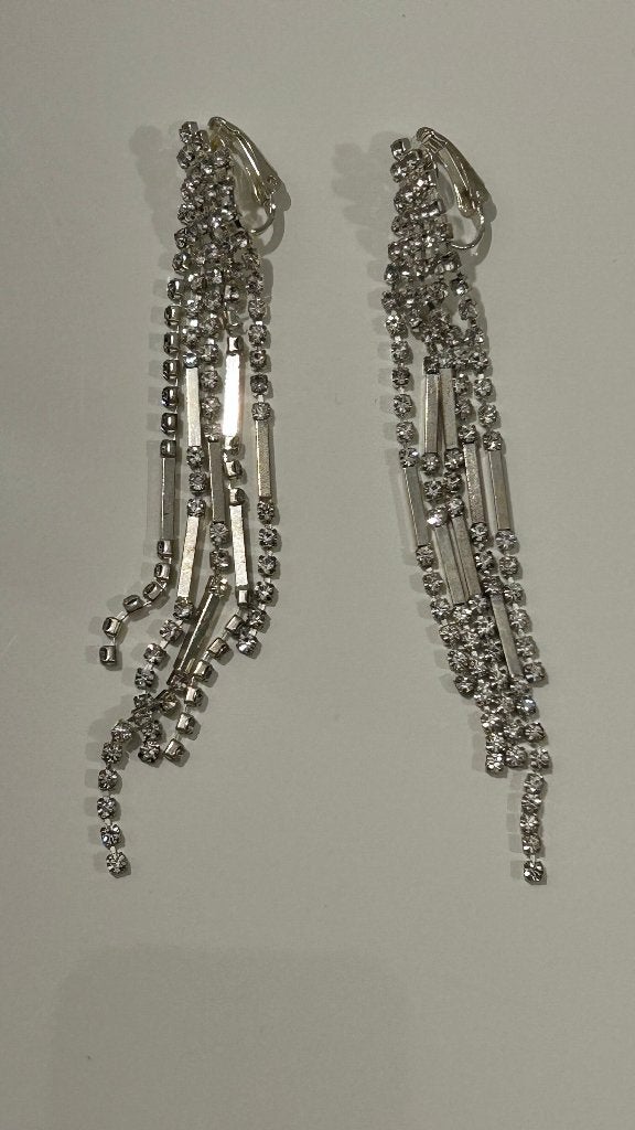 Zilverkleurige oorhangers met strass, Bijoux, Sacs & Beauté, Neuf, Enlèvement ou Envoi, Avec strass, Argent