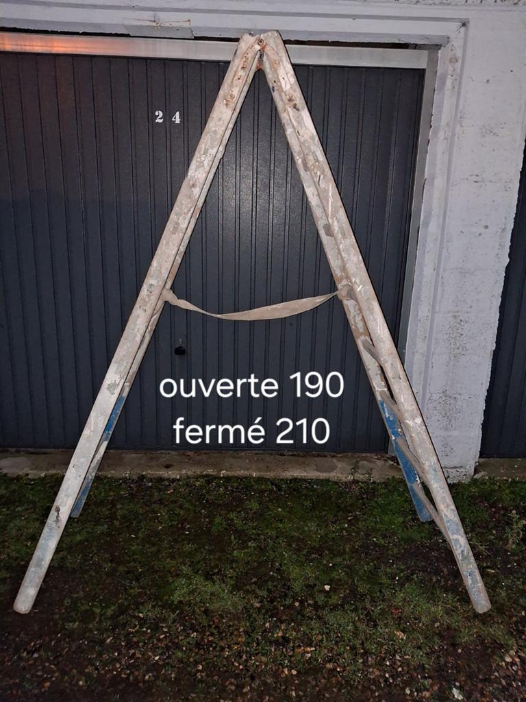 Échelle de peintre ancienne
Ouverte 190
Fermée 210, Enlèvement