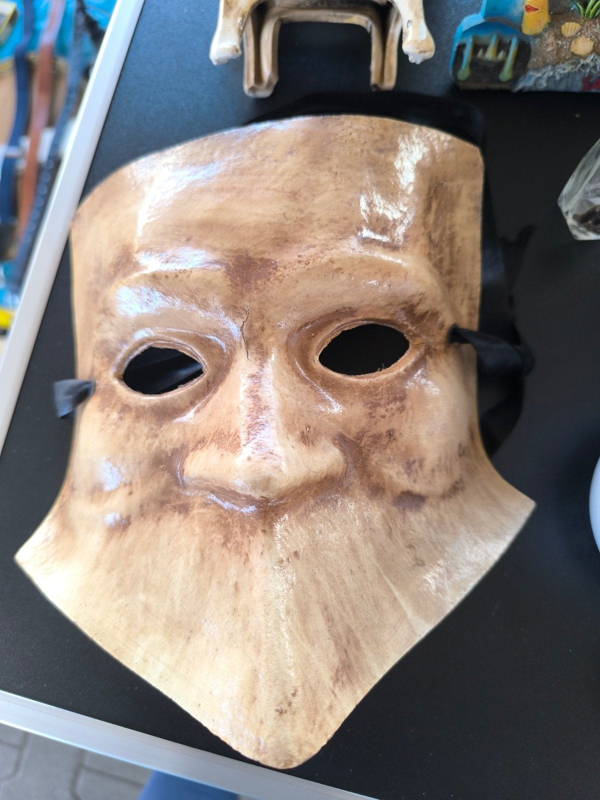 une Bauta traditionnelle vénérienne (masque), Enlèvement ou Envoi