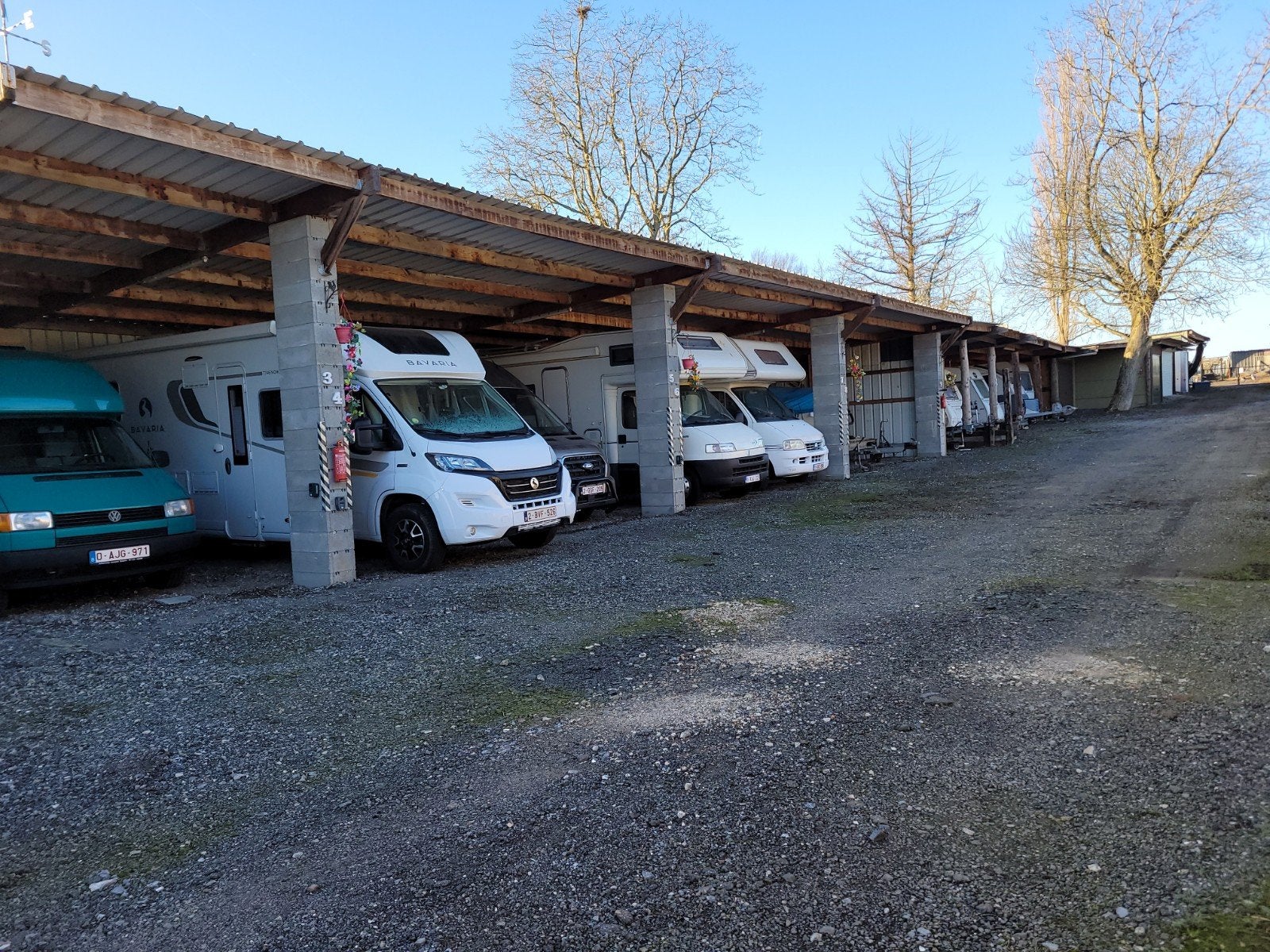 a louer emplacement caravane, motorhome 90€, remorque 80€  .