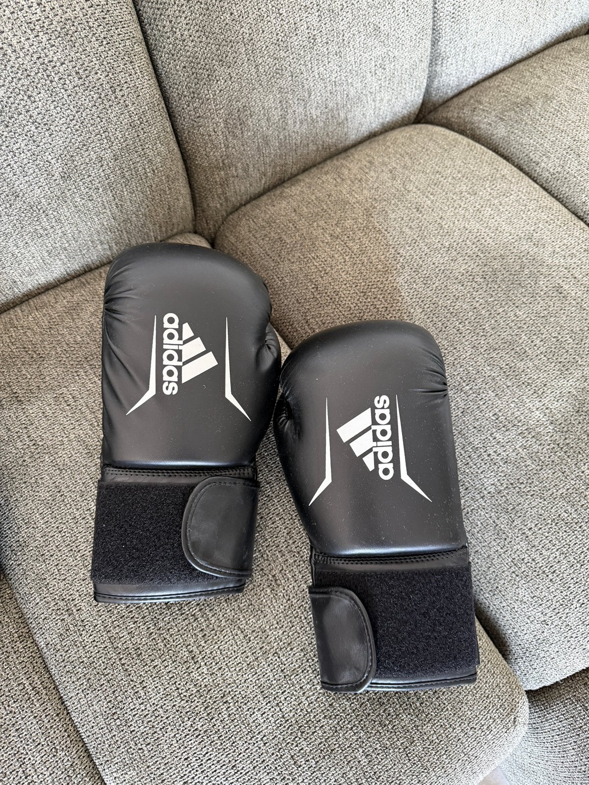 Gants de boxe Adidas et protège tibia Venum, Ophalen, Zo goed als nieuw, Bokshandschoenen