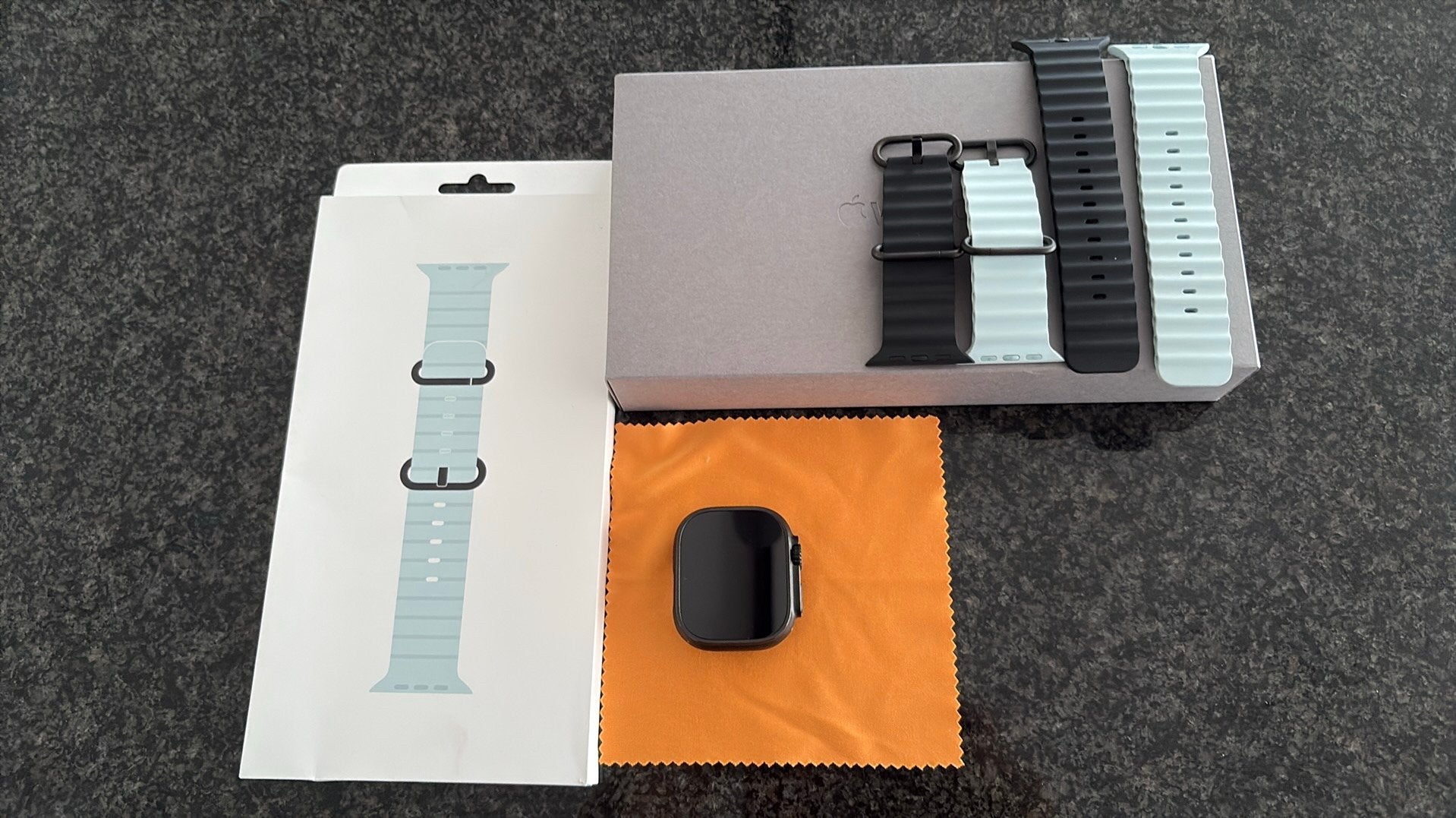 Apple Watch Ultra 2 – Titane Noir - avec 2 bracelets, Étanche, Enlèvement ou Envoi, IOS, Comme neuf