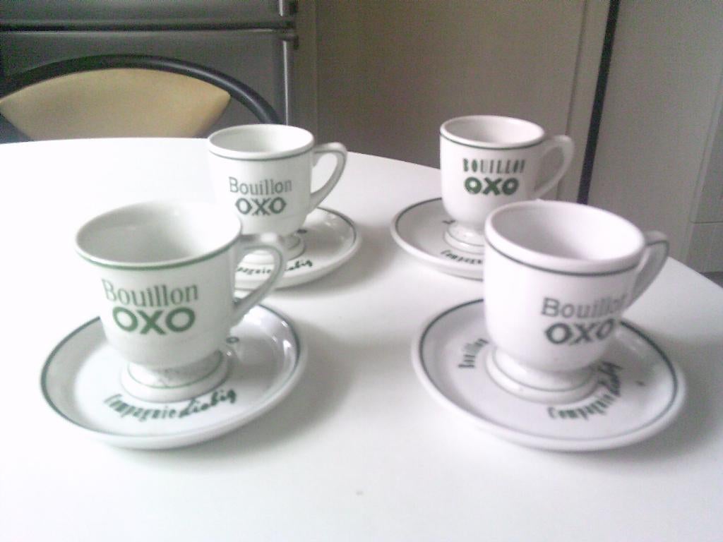 4 tassen & 4 ondertassen bouillon oxo, Ophalen, Zo goed als nieuw, Gebruiksvoorwerp