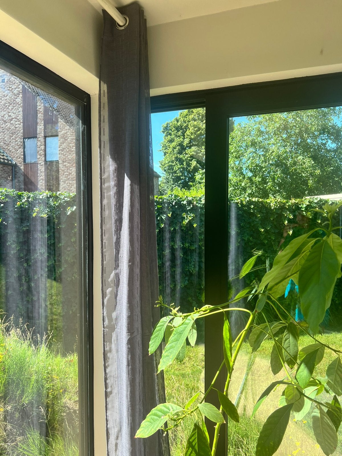 Grijze inbetween gordijn + rail, Huis en Inrichting, Stoffering | Gordijnen en Lamellen, Ophalen, Zo goed als nieuw, Gordijn