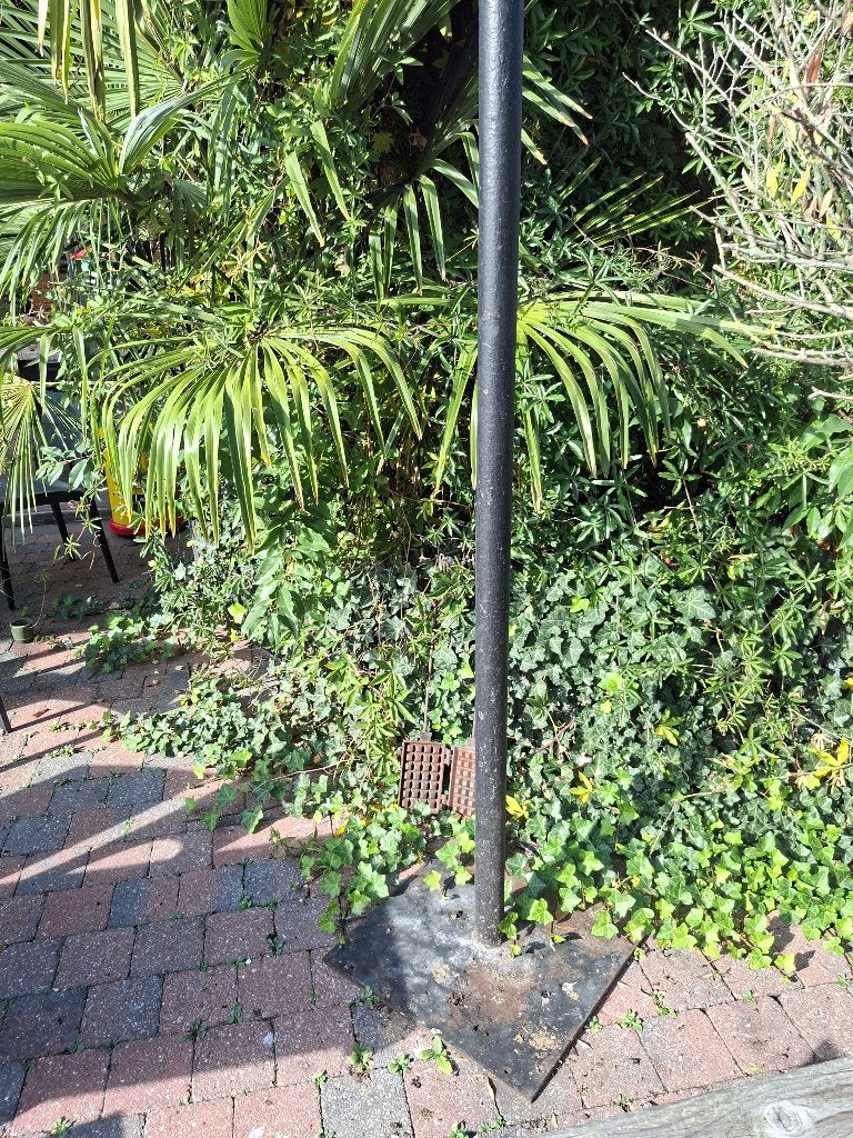 Oude palen met metalen bordjes, Ophalen