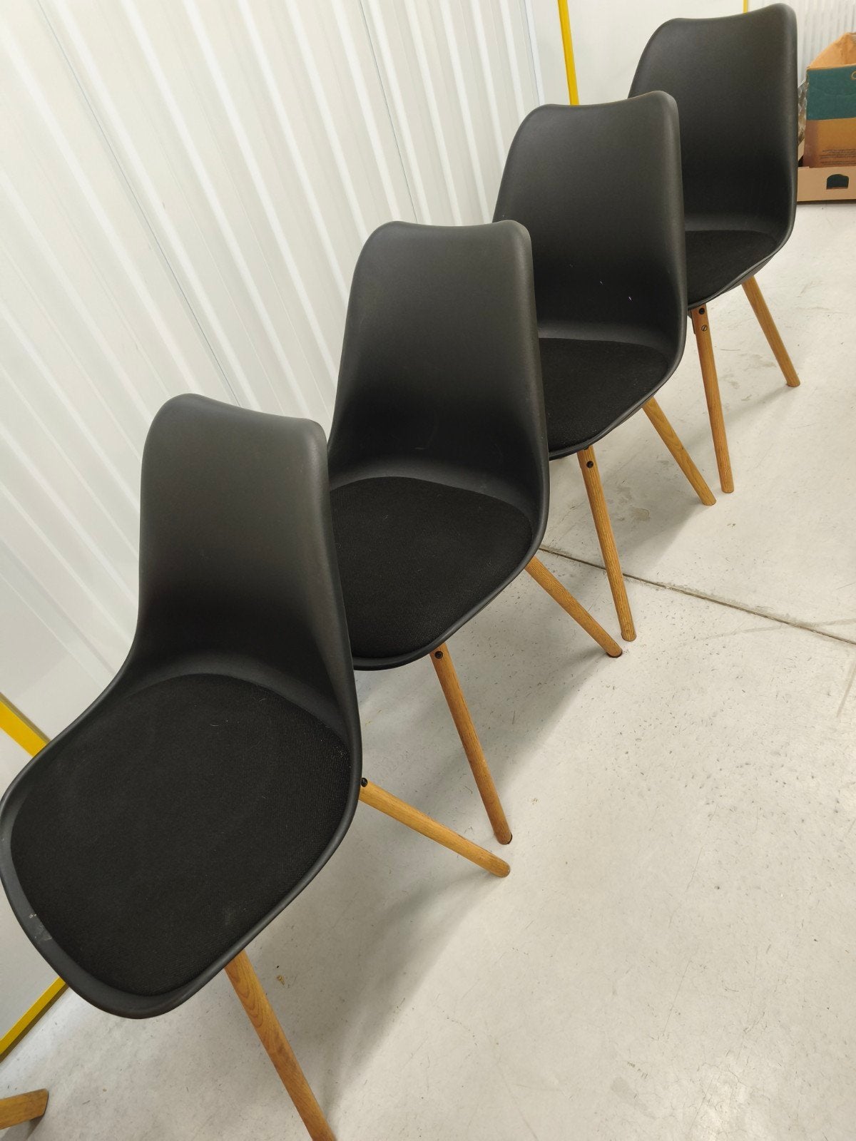 4 chaises noires, Enlèvement