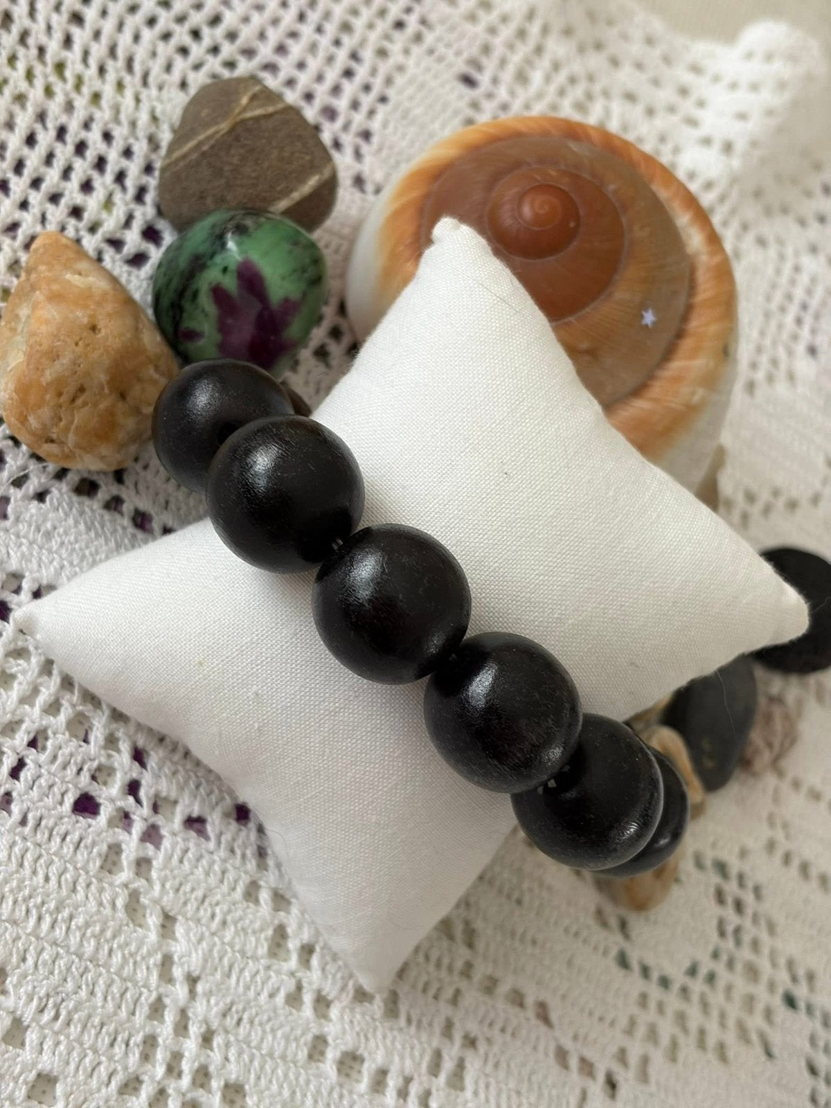 Bracelet en Perles de Bois Noir, Bijoux, Sacs & Beauté, Broches, Enlèvement ou Envoi, Comme neuf, Noir