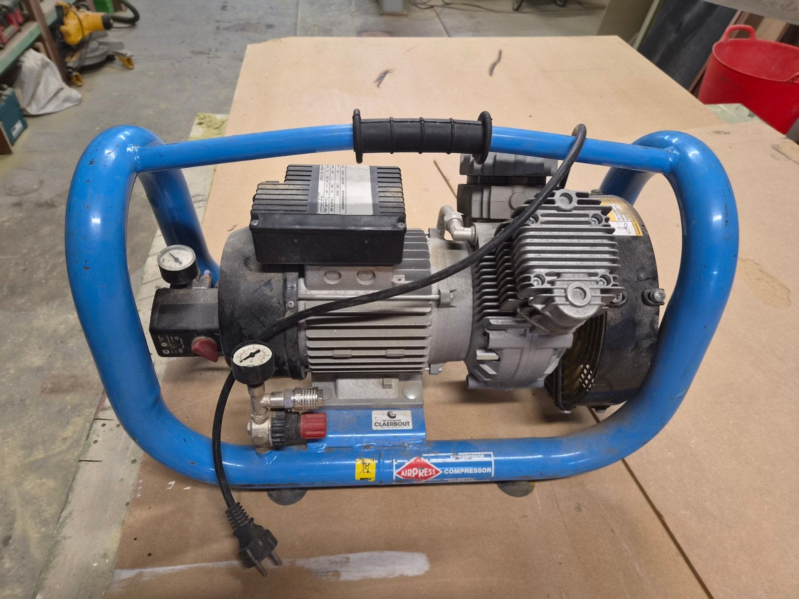 airpress olievrije compressor LMO5-240, Doe-het-zelf en Bouw, Ophalen, Gebruikt, Geluidgedempt, 6 tot 10 bar
