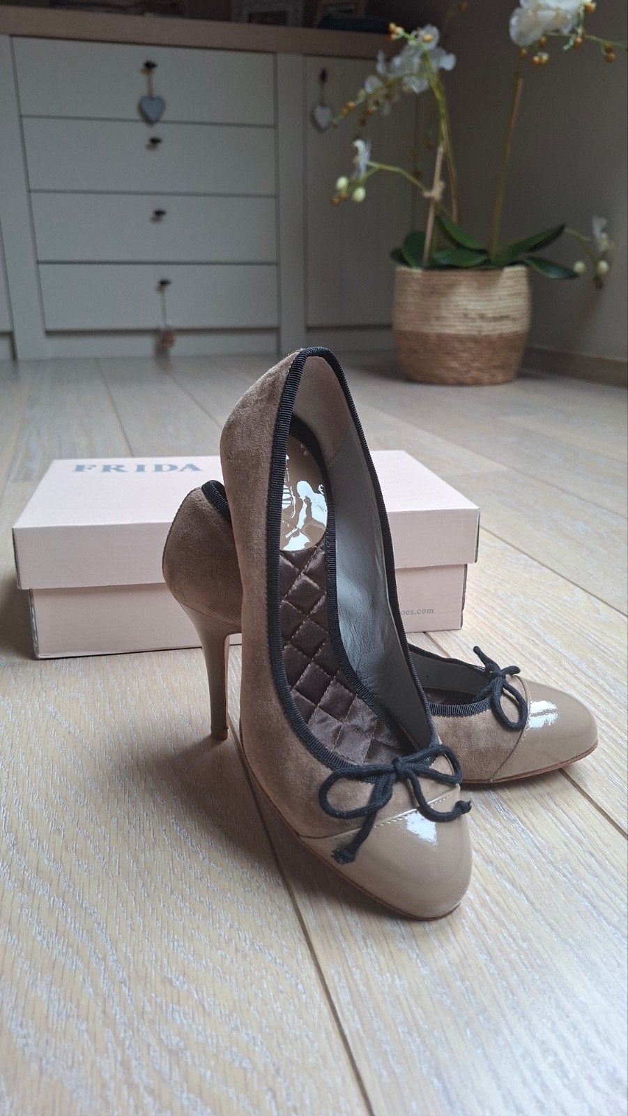 Frida pumps - Taupe suède/lakleder - maat 37, Vêtements | Femmes, Frida, Enlèvement ou Envoi, Escarpins, Comme neuf