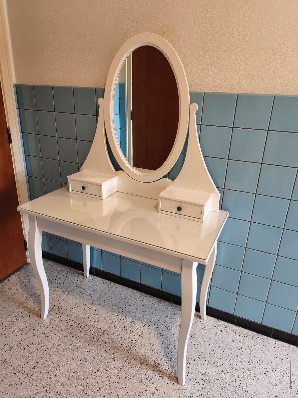 Hemnes toilettafel
Toilettafel met spiegel, wit, 100x50 cm, Enlèvement, Utilisé, 50 à 100 cm, 100 à 150 cm