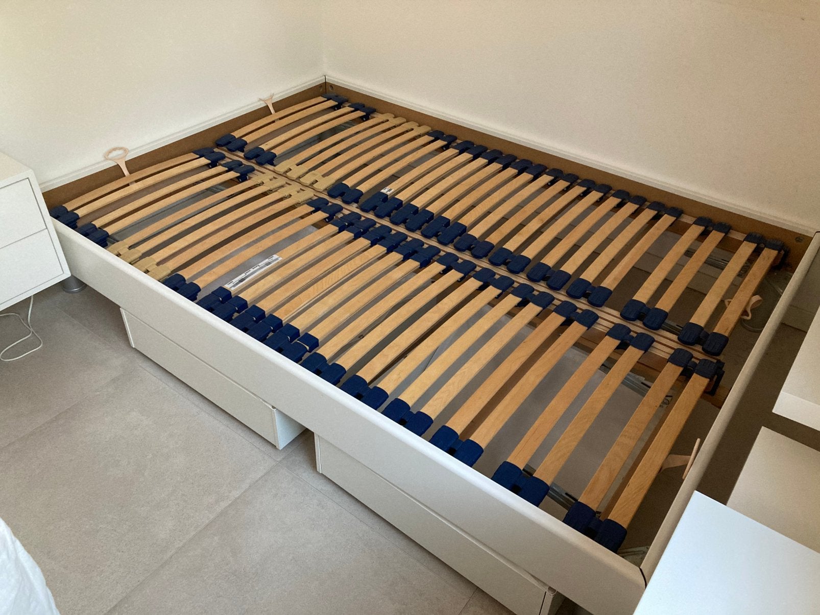 Bed op poten 140x200 wit - enkel bed, Ophalen, Gebruikt