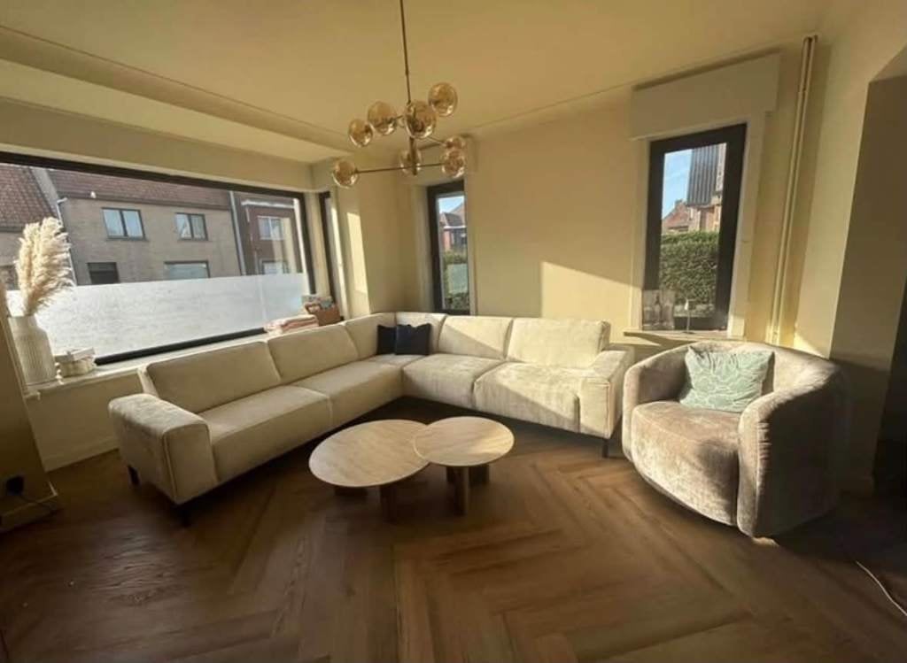 Ruime beige hoekzetel 6-zit op poten, Huis en Inrichting, Ophalen, 150 tot 200 cm, Hoekbank, Zo goed als nieuw