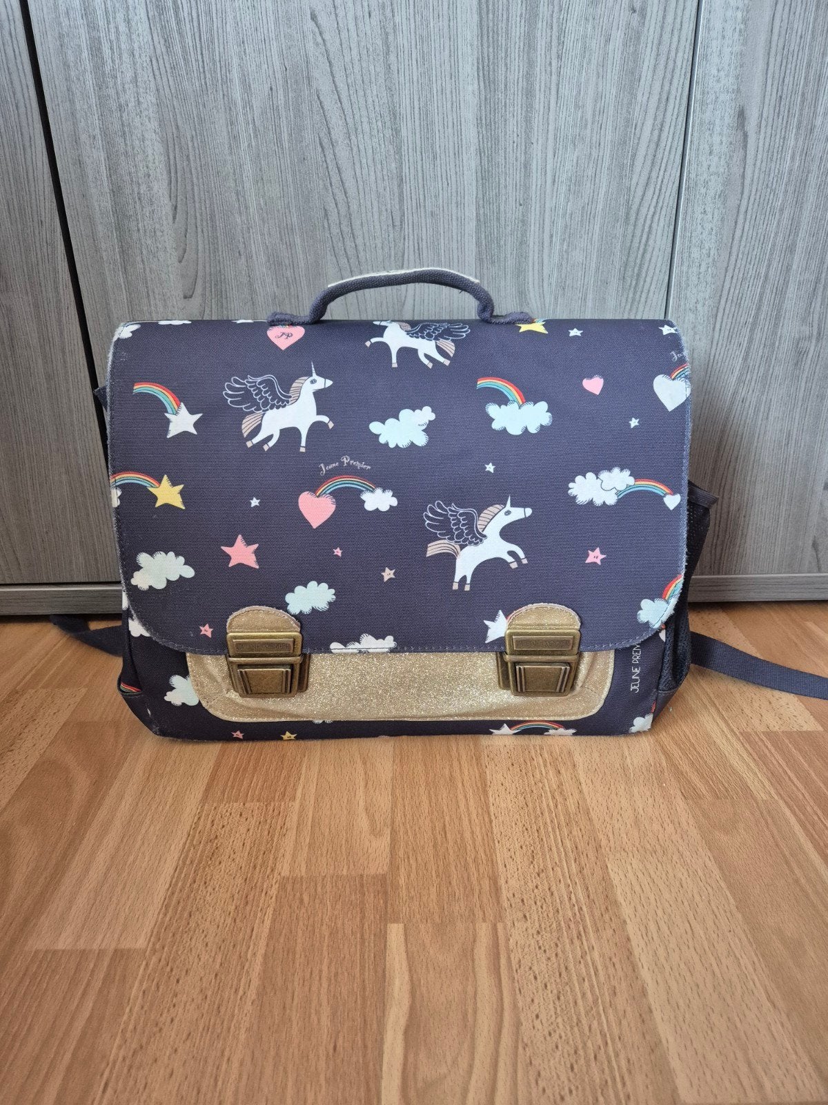 Schooltas van Le Jeune Premier, Ophalen
