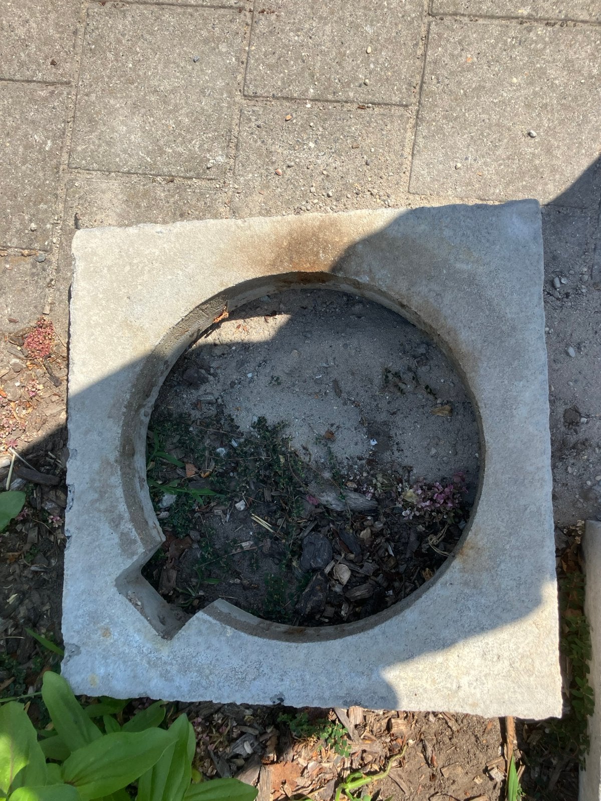 Betonnen houder voor riooldeksel, Ophalen, Zo goed als nieuw