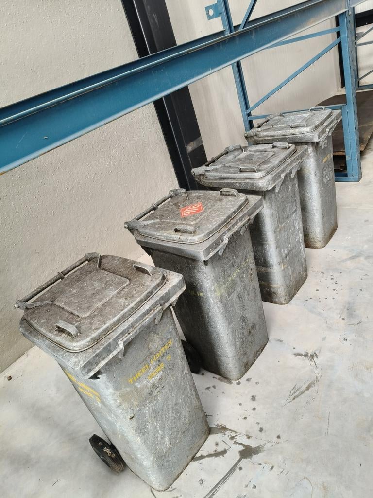 Stalen afvalbakken, Ophalen