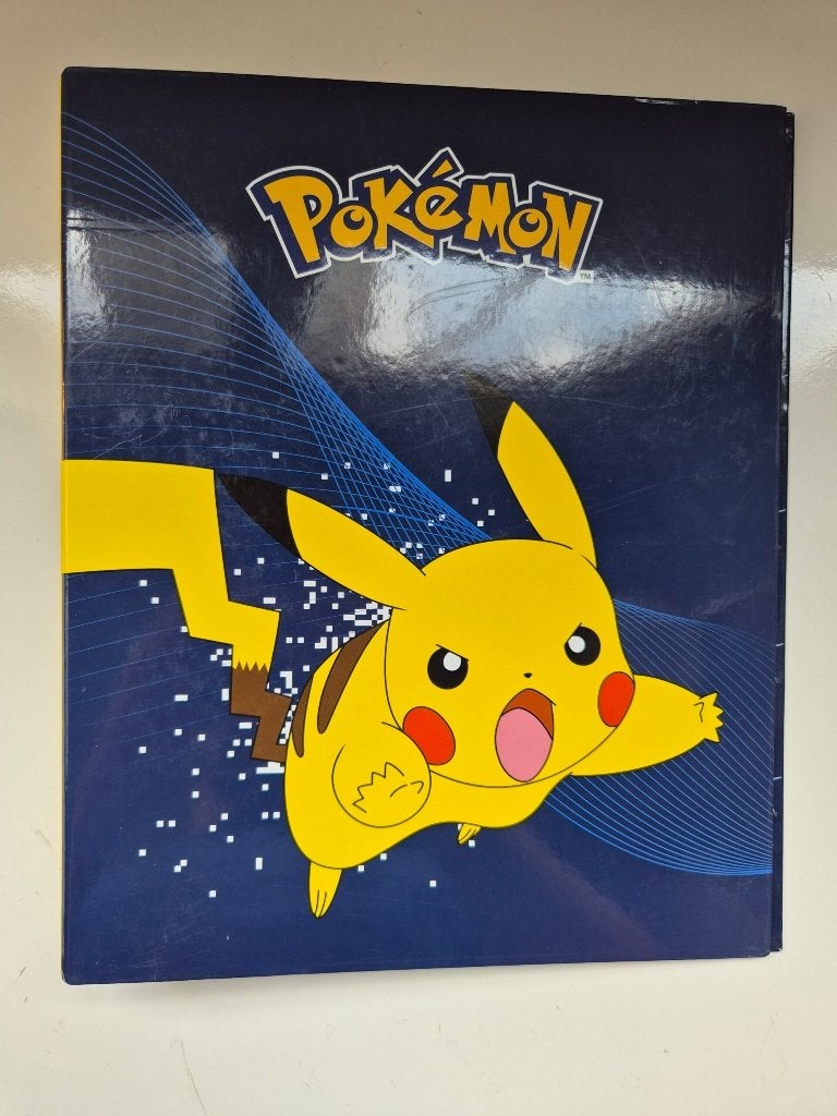 Vintage Official Pokémon 3-Ring Binder WOTC 1999 (lauw / Pi, Hobby en Vrije tijd, Verzamelkaartspellen | Pokémon, Verzenden, Gebruikt