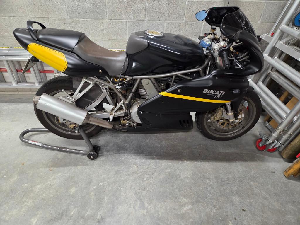 DUCATI SS750 SUPERSPORT uit 2002 moet worden gerepareerd, Motoren, Motoren | Ducati, 750 cc, 2 cilinders, Occasion, Motorrijbewijs A