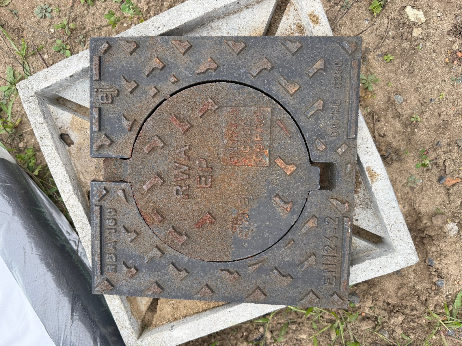 Gietijzeren putdeksel 2 STUKS, Doe-het-zelf en Bouw, Ophalen, Zo goed als nieuw, Afvoer