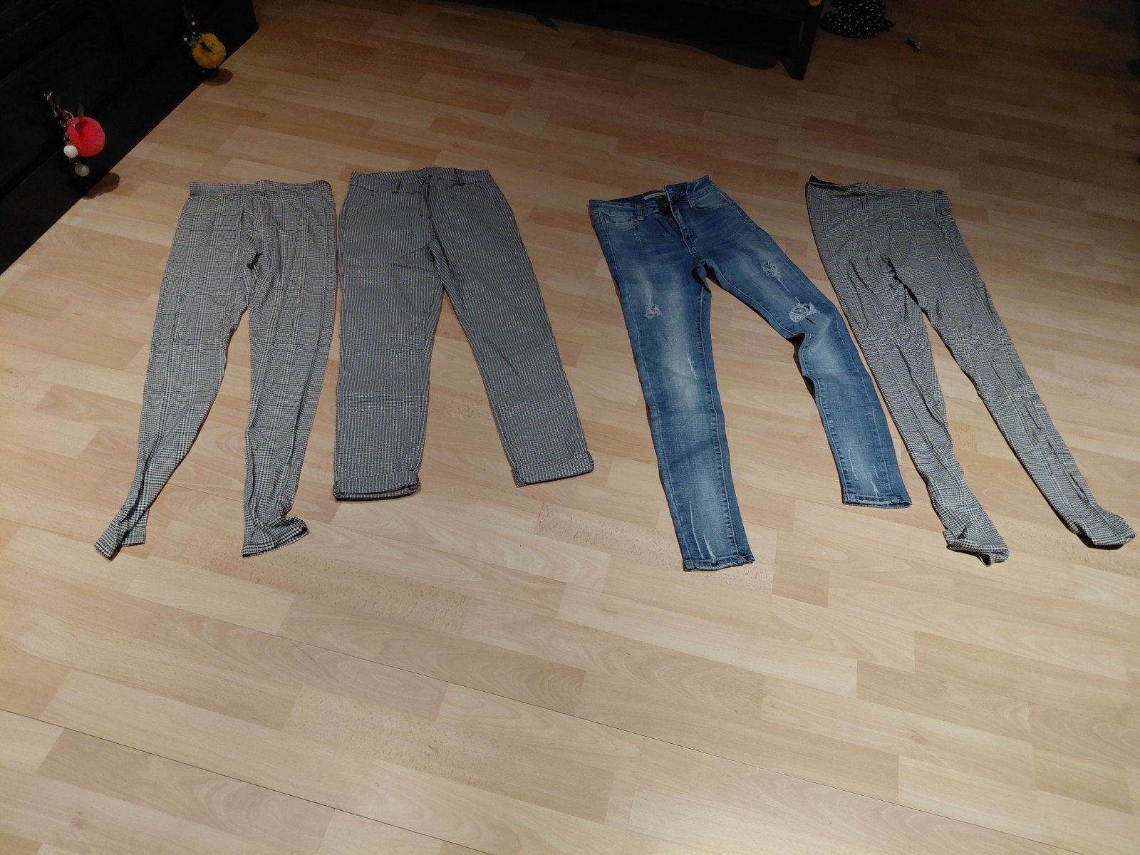 4 broeken S in nieuwstaat.
8 voor alles
per stuk te koop is, Ophalen of Verzenden
