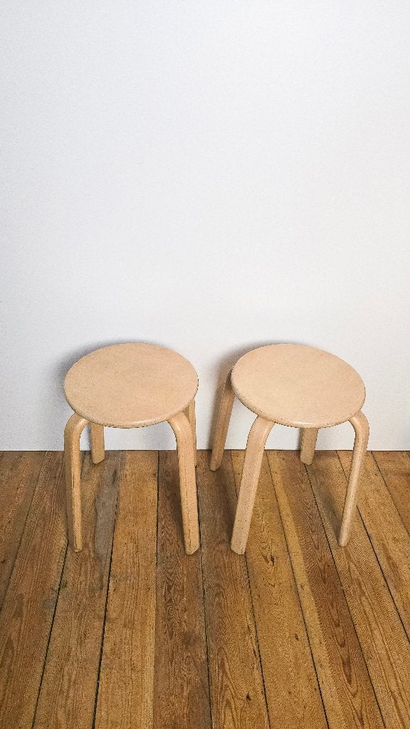 Paar houten design krukken in berkenhout - Alvar Aalto type, Ophalen of Verzenden, Huis en Inrichting
