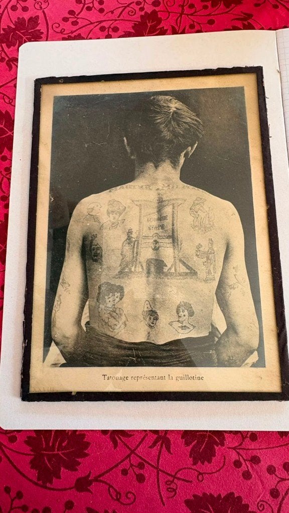 Ingelijste oude foto — Guillotine-tatoeage, Verzamelen, Foto's en Prenten, Nieuw, Foto, Overige onderwerpen, Ophalen