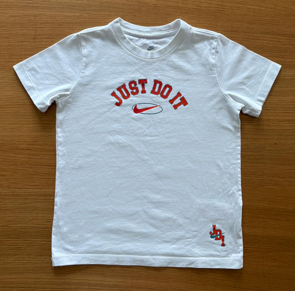 T-shirt blanc avec logo orange NIKE - 10 ans - 7€, Enlèvement ou Envoi, Comme neuf, Garçon