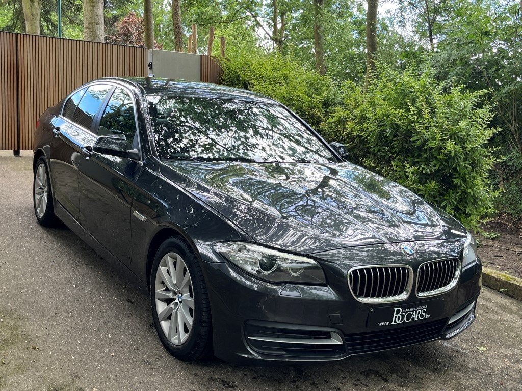 BMW 5 Serie 520 Facelift M-Stuur-Xenon-Navi-Verw.Leer-BT-Pdc, Autos, BMW, Cuir, Entreprise, Carnet d'entretien, Noir