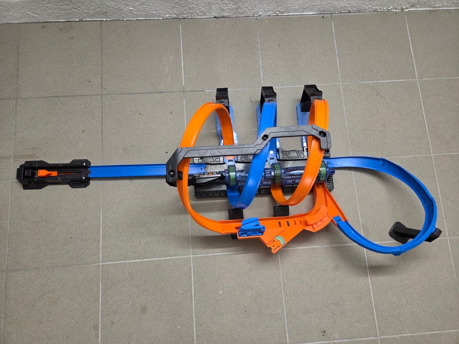 Hot wheels racebaan 3 loopings met motor, Kinderen en Baby's, Speelgoed | Racebanen, Ophalen, Racebaan, Hot Wheels