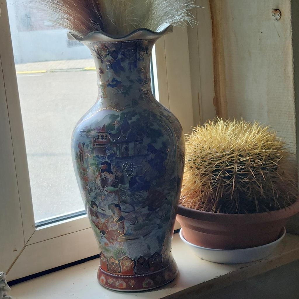 VINTAGE JAPANSE SATSUMA - STIJL VAAS MET GEISHA'S., Ophalen, Gebruikt, Aardewerk of Porselein, Oranje